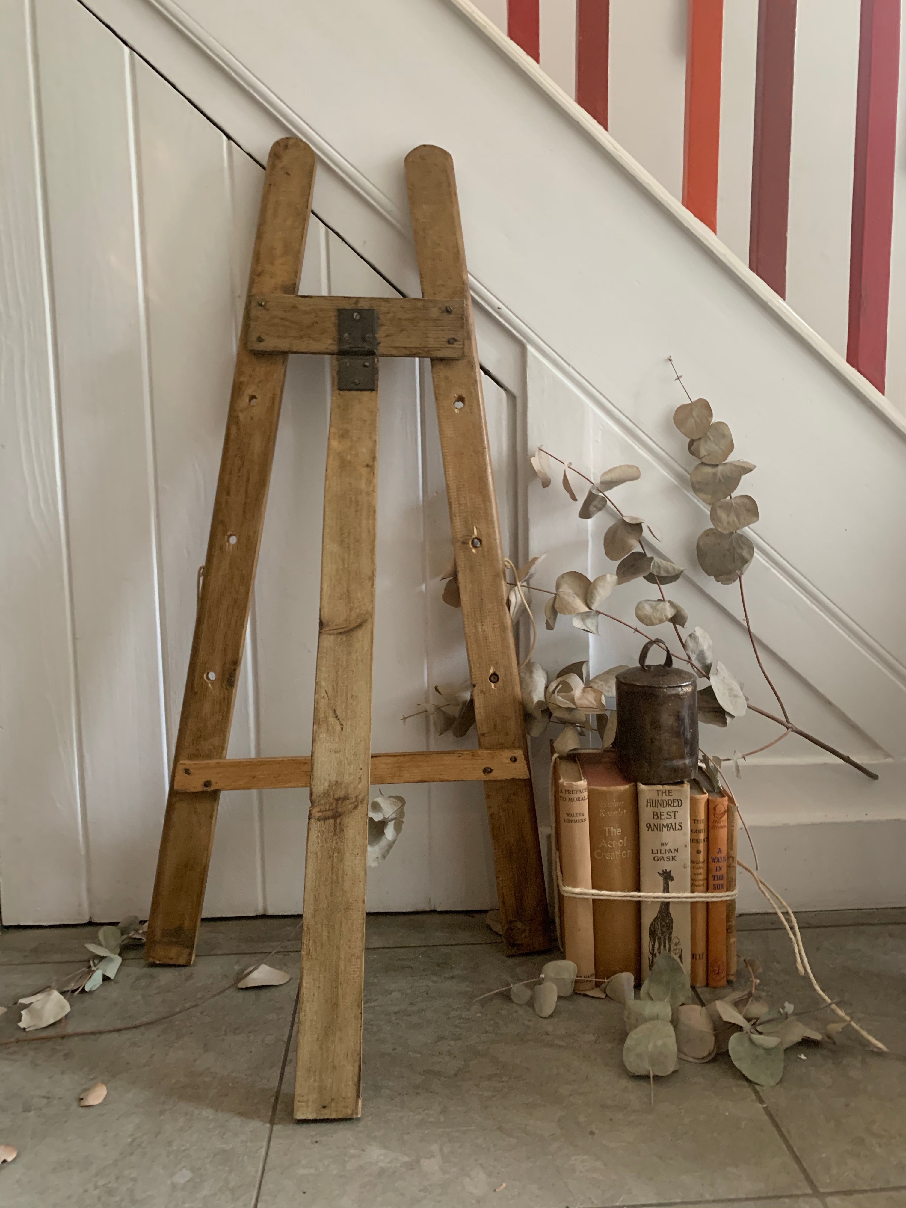 Floor-Standing Easel from Reclaimed Wood
